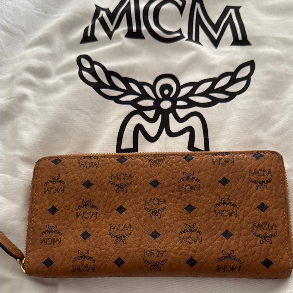 EUC MCM Visetos Zippy Wallet
